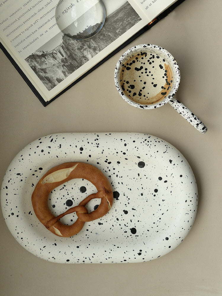 Ceramic Matte Oval Dinner Plate Nordic Ins Decoration Storage Tray Cake Salad Splash Ink صحن عشاء بيضاوي من السيراميك بملمس مطفي، تصميم نوردي (إسكندنافي)، يستخدم للديكور أو للتخزين، مناسب لتقديم الكعك أو السلطة، مزخرف بنمط رش حبر مقاس ١٢ انش